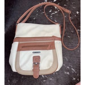 Cute tan and brown purse!